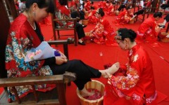杭州24位媳妇半跪为婆婆洗脚过母亲节