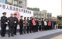 四川阆中法院举行宣判大会 8名讨薪民工获刑